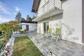 บ้านพักสำหรับครอบครัว, 4 ห้องนอน, ระเบียง, ติดภูเขา (Haven Near The River) | ลานระเบียง/นอกชาน