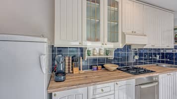 Family House, 4 Bedrooms, Mountainside (Haven Near The River) | Private kitchen | Fridge, microwave, oven, stovetop