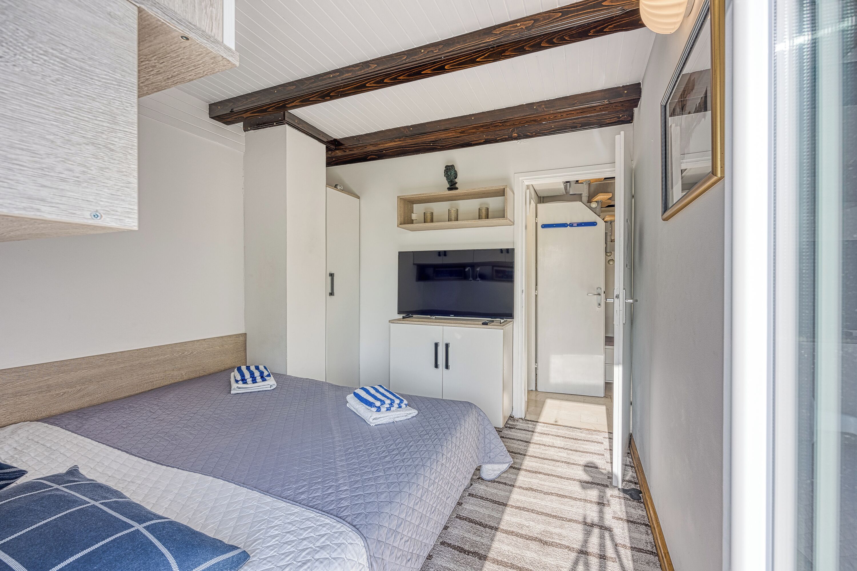 4 عدّة غرف نوم ومكواة/لوح كي وواي فاي مجانًا وملاءات أسرّة