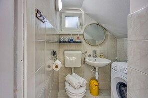 Familienhaus, Mehrere Schlafzimmer, Bergseite (Haven Near The River) | Badezimmer | Dusche, Haartrockner, Handtücher, Seife