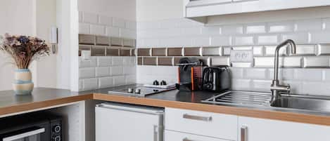 Frigorífico, microondas, horno y placa de cocina