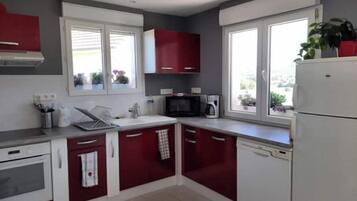Microwave, dishwasher, coffee/tea maker, electric kettle