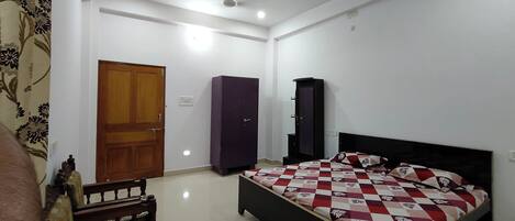 2 Schlafzimmer, Schreibtisch, BĂŒgeleisen/BĂŒgelbrett, WLAN