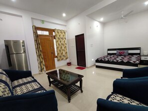 2 bedrooms, desk, iron/ironing board, WiFi - Green View Apartment,Entire 2 bedroom apartment with private kitchen and parking (Varanasi)