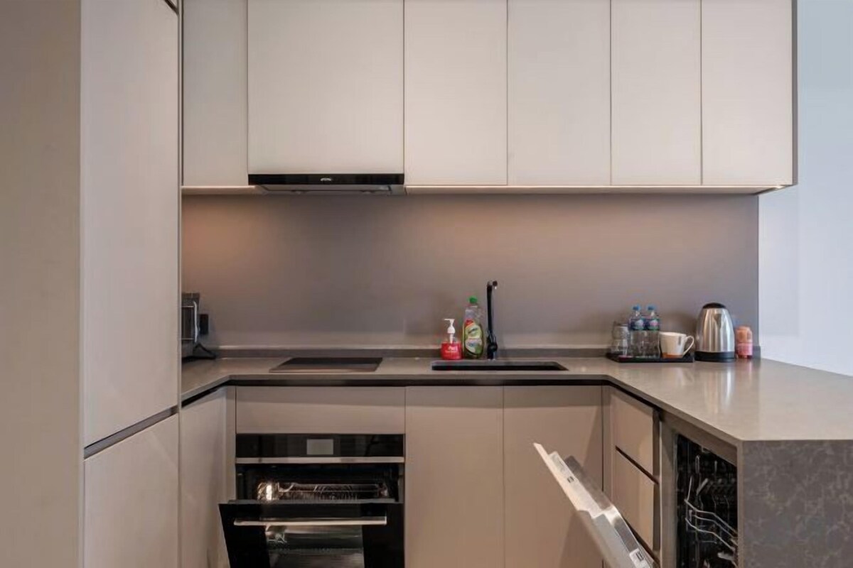 Cocina privada | Refrigerador con congelador, microondas, horno y parrilla de estufa 