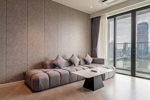 尊荣公寓, 3 间卧室, 阳台, 转角 | 起居区 | 55-英寸纯平电视（配备有线频道）、Netflix、流媒体服务