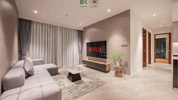 Apartemen Premium, 3 kamar tidur, balkon, sudut | Area keluarga | Televisi layar datar 55-inci dengan saluran TV kabel dan Netflix