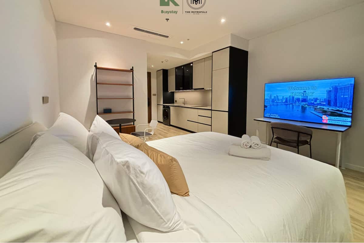 Departamento Premium, 1 cama King size, balcón, vista a la ciudad | Ropa de cama de alta calidad, camas con pillow-top y escritorio