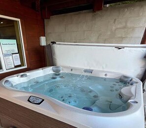 Indoor spa tub