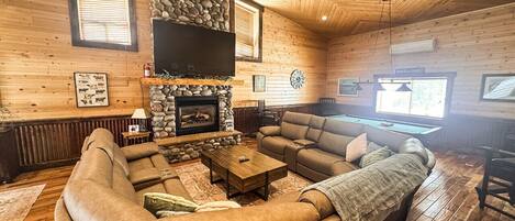 TV connectée, cheminée, jeux vidéo, livres