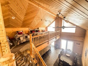 4 bedrooms, desk, iron/ironing board, travel cot - Kantada Retreats on the Green Sleeps 10, near Yellowstone, Hot Tub, Amenities (Island Park)