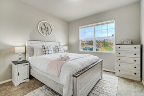 4 chambres, bureau, fer et planche à repasser, lit parapluie