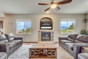 Télévision, cheminée, espaces bureaux