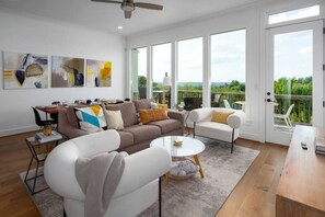 Una televisión, una oficina