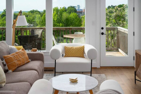 Una televisión, una oficina