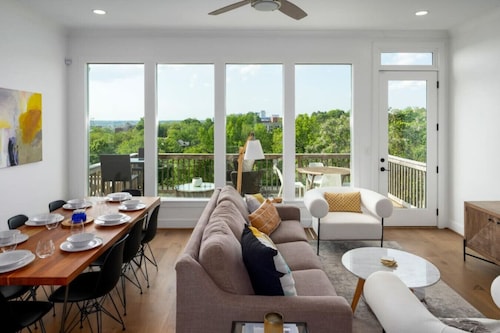 Chic Townhome Close to City & Dining