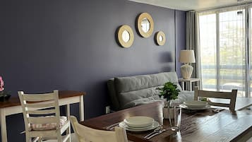 Loft Deluxe, cocina | Área de sala de estar | Smart TV de 42 pulgadas con canales digitales