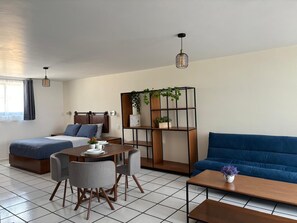 Deluxe-Loft, 1 Queen-Bett und Schlafsofa, Nichtraucher | Daunenbettdecken, individuell dekoriert, individuell eingerichtet