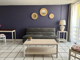 Deluxe Λοφτ, Κουζίνα | Περιοχή καθιστικού | Τηλεόραση Smart 42 ιντσών με ψηφιακά κανάλια