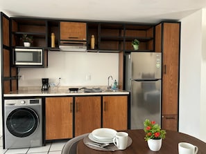 Deluxe loft, 1 queensize bed met slaapbank, niet-roken | Privékeuken | Een koelkast met diepvriezer, een microgolfoven, een kookplaat