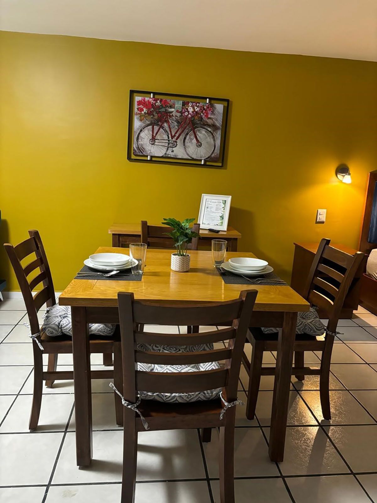 Deluxe Studio Suite, 1 Queen Bed | Dining room