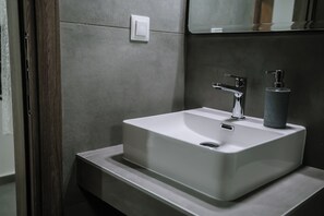 Superior Studio, City View | Bathroom