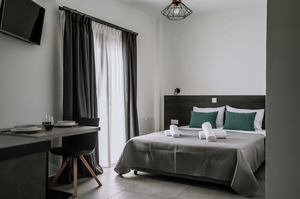 Hypo-allergenic bedding, memory-foam beds, individually decorated - Crystal Studios (Aristotelis)