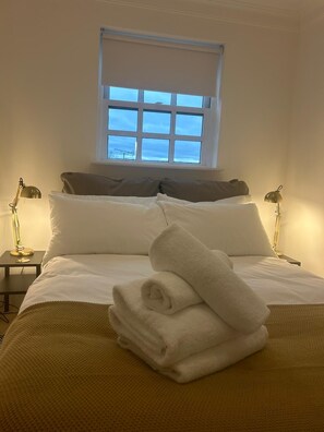 2 bedrooms, desk, iron/ironing board, free WiFi - Epic location, large private sunset terrace. 500 years old with modern reno!  (Windsor)