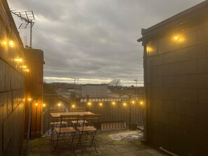 Outdoor dining - Epic location, large private sunset terrace. 500 years old with modern reno!  (Windsor)