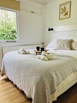 2 bedrooms, desk, iron/ironing board, travel cot - Bos Water Huisje Veluwemeer - Family House on the water and forest! (Biddinghuizen)