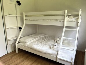 2 bedrooms, desk, iron/ironing board, travel cot - Bos Water Huisje Veluwemeer - Family House on the water and forest! (Biddinghuizen)