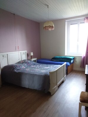 2 bedrooms, iron/ironing board, bed sheets