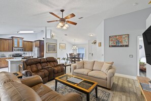 Een smart-tv, boeken en een kantoor