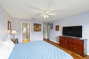 4 quartos, escrivaninha, ferros/tábuas de passar roupa