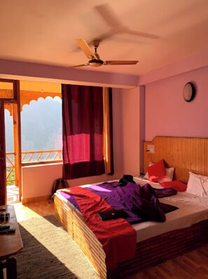 Deluxe Triple Room | Free WiFi, bed sheets - Goroomgo Chanderlata Cottage Naggar Kullu (Kullu)
