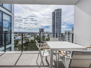 Outdoor dining - Welcome to your luxurious seaside escape at The Sandbar in Burleigh Heads! (Gold Coast)