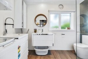 Hair dryer, towels, soap, shampoo - The Alcove Ballarat - Cozy Home 2 Bedrooms For Family In Ballarat Homestead  (Ballarat Central)