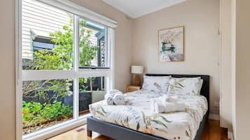 2 Schlafzimmer, Zimmersafe, Schreibtisch, Bügeleisen/Bügelbrett