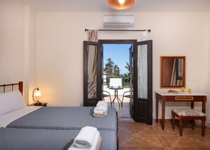 2 bedrooms, iron/ironing board, free WiFi, bed sheets - Villa Olivia - a compund villa witha private pool (Douliana)