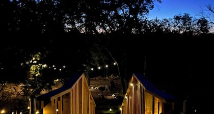 Riverside Cabin in Bend, Tx. 5 Minutes From Colorado Bend State Park
