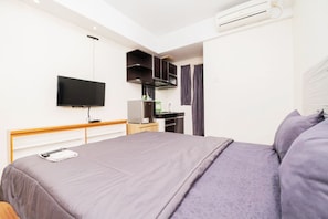 Estudio básico, 1 cama matrimonial | Escritorio y wifi gratis 