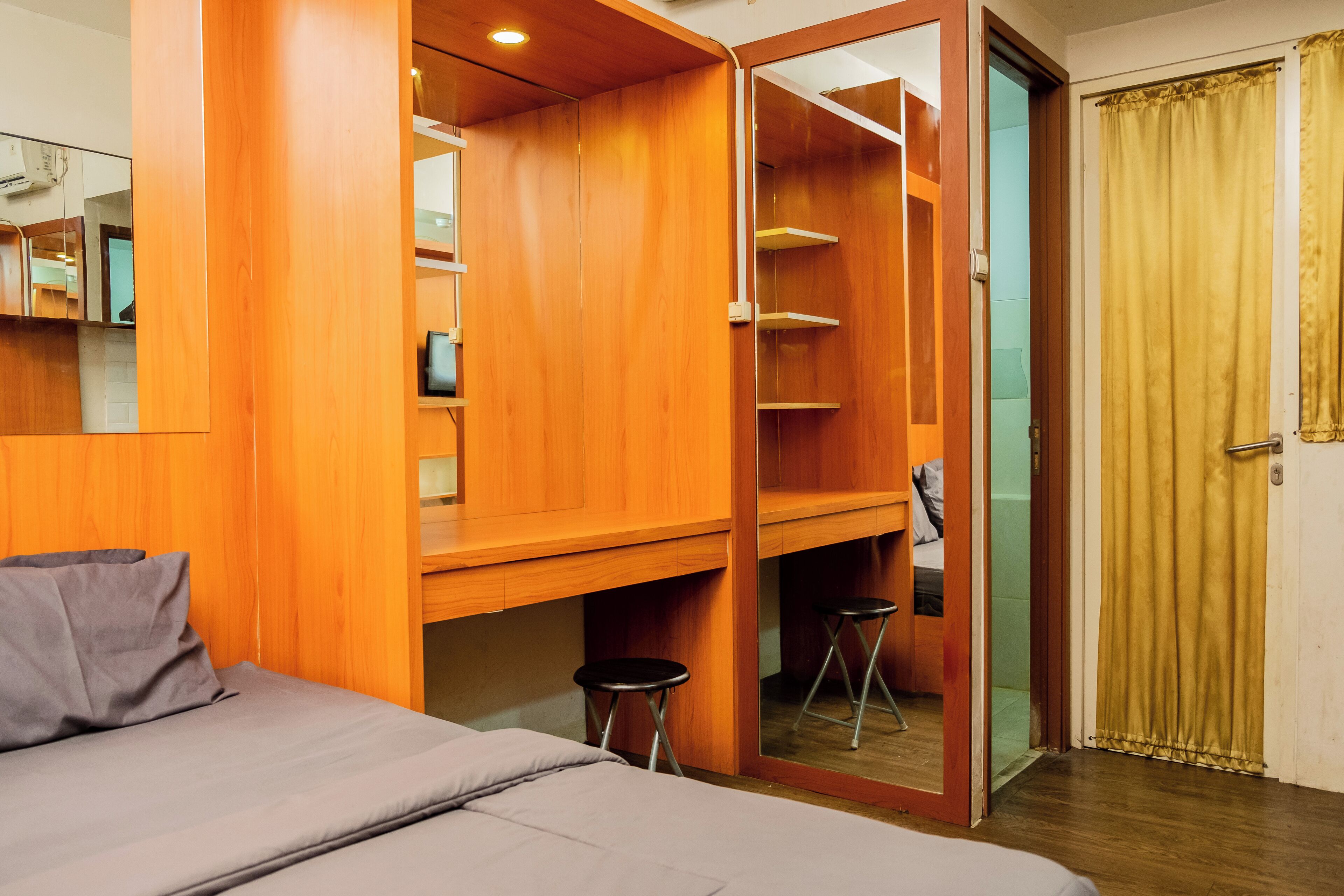 办公桌、免费 WiFi