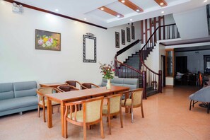 35-inch flat-screen TV with cable channels, fireplace - Lotus Hotel 2 Khach San Bac Ninh (Bac Ninh)