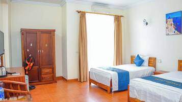 Tremannsrom – deluxe, flere senger, byutsikt | Sengetøy av topp kvalitet, individuelt innredet og skrivebord