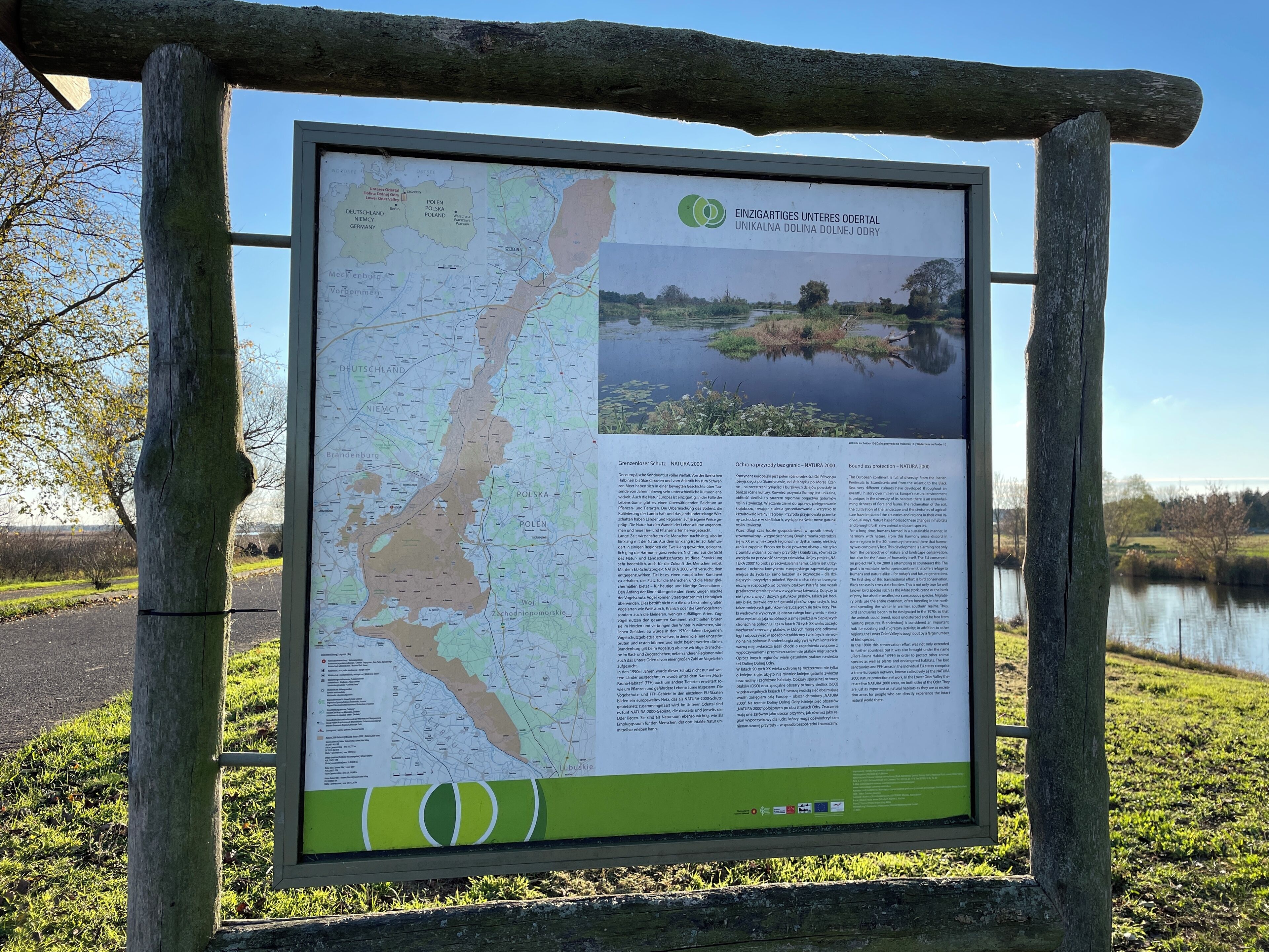 Une carte et un panneau d’information sur les zones Natura 2000 en Allemagne, en Pologne et aux Pays-Bas.