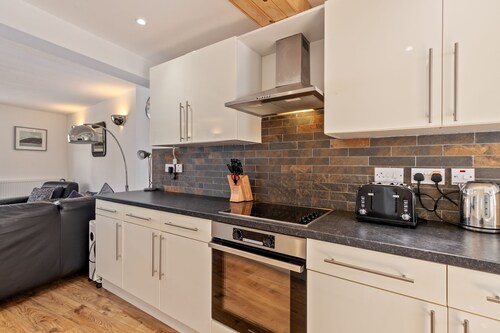 Charming 3‑Bed Cottage in Historic Laugharne