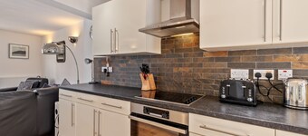 Charming 3‑Bed Cottage in Historic Laugharne