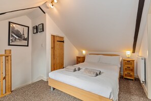 3 bedrooms, desk, travel crib, internet