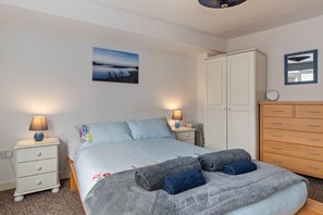 3 slaapkamers, een bureau, reisbedje, internet