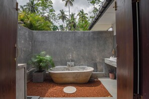 Secador de pelo, bidet, toallas, jabón